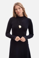 Bawełniana sukienka dzianinowa z golfem rozkloszowana czarna