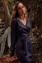 Ołówkowa sukienka dzianinowa kopertowa góra i modny nadruk