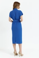 Elegancka sukienka ołówkowa z kołnierzem niebieska