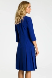 Elegancka sukienka z obniżoną talią i kontrafałdami chabrowa