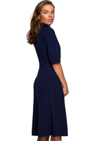 Elegancka sukienka koszulowa z kołnierzykiem i paskiem w talii granat