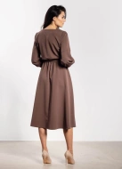 Elegancka sukienka rozkloszowana z długim rękawem brązowa