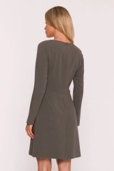 Elegancka sukienka trapezowa z patkami w talii khaki