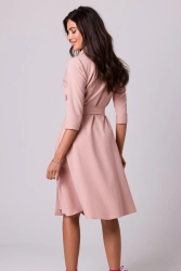 Rozkloszowana sukienka kopertowa z wiązaniem w pasie różowa