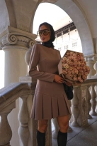 Elegancka krótka sukienka trapezowa z kontrafałdami brązowa