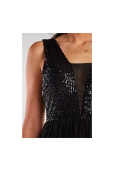 Długa sukienka wieczorowa z rozcięciem czarna z cekinami