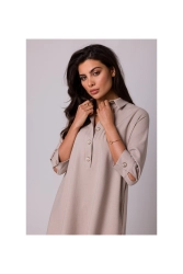 Swobodna sukienka z kołnierzykiem guzikami i kieszeniami beż