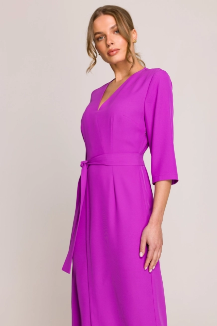 Elegancka sukienka midi z dekoltem V i rozcięciem fuksja