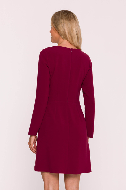 Elegancka sukienka trapezowa z patkami w talii bordowa
