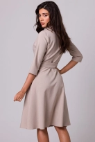 Rozkloszowana sukienka kopertowa z wiązaniem w pasie beżowa