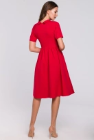 Elegancka rozkloszowana sukienka z wywiniętą stójką czerwona