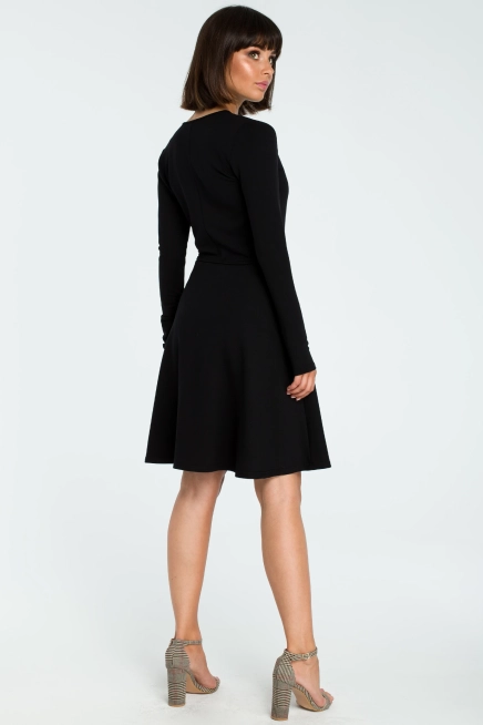 Rozkloszowana kopertowa wiązana sukienka czarna