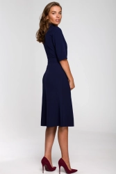 Elegancka sukienka koszulowa z kołnierzykiem paskiem granat