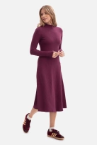 Bawełniana sukienka dzianinowa z golfem rozkloszowana fiolet