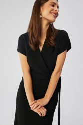 Elegancka sukienka ołówkowa z kołnierzem czarna