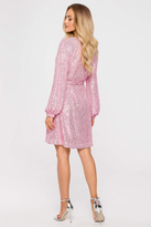 Sukienka cekinowa trapezowa z paskiem błyszcząca różowa