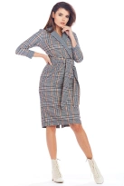 Elegancka kopertowa sukienka w kratę z kołnierzem granat