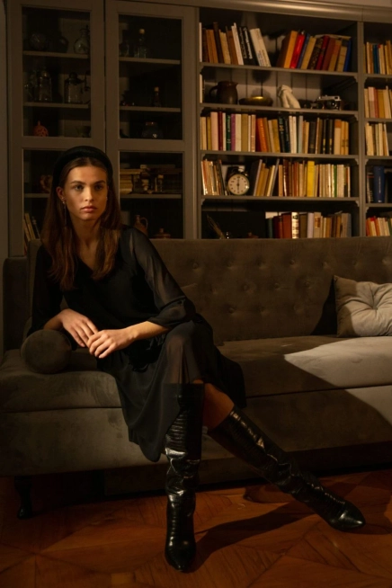 Sukienka wieczorowa szyfonowa z falbanami dekolt V czarna