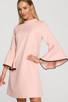 Elegancka sukienka trapezowa z bufiastymi rękawami z falbanami pudrowa