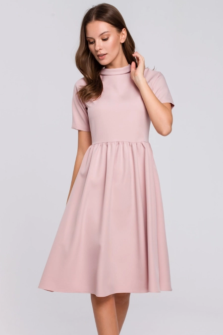 Elegancka rozkloszowana sukienka z wywiniętą stójką różowa