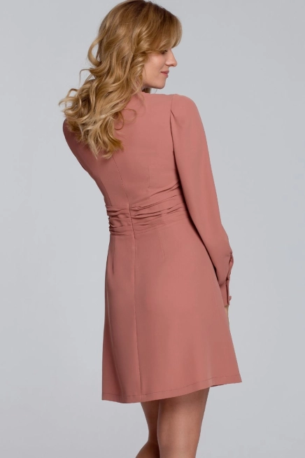 Elegancka sukienka z bufiastymi rękawami pudrowa trapezowa mini