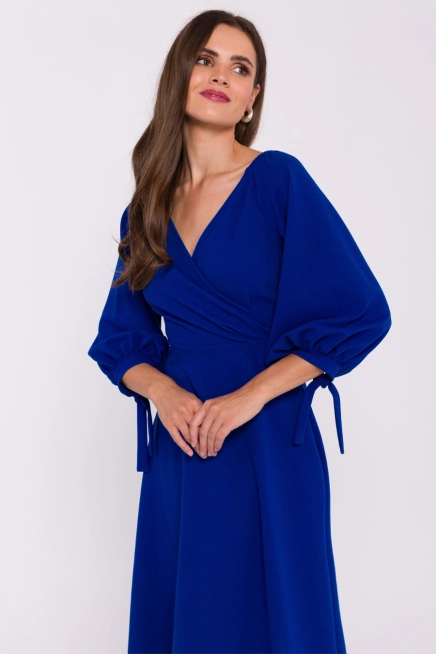 Rozkloszowana sukienka z kopertowym dekoltem chabrowa