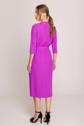 Elegancka sukienka midi z dekoltem V i rozcięciem fuksja