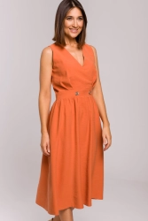 Sukienka rozkloszowana z dekoltem V i zaznaczoną talią lato