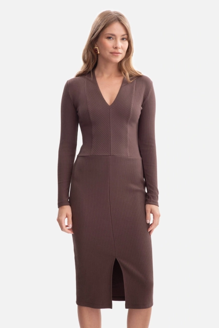 Bawełniana sukienka dzianinowa ołówkowa z dekoltem V brąz
