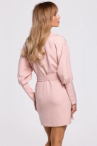 Sukienka żakietowa kopertowa z paskiem w talii pudrowy róż