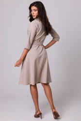 Rozkloszowana sukienka kopertowa z wiązaniem w pasie beżowa
