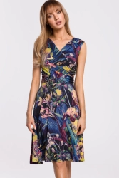 Sukienka w kwiaty z kopertowym dekoltem granatowa