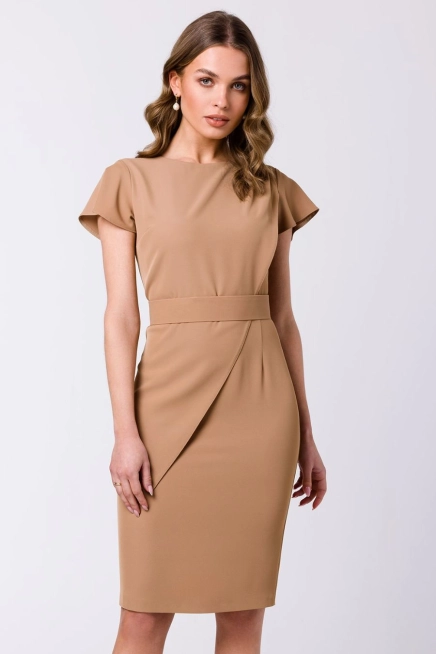 Elegancka ołówkowa sukienka z paskiem krótki rękaw beżowa