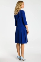 Elegancka sukienka z obniżoną talią i kontrafałdami chabrowa