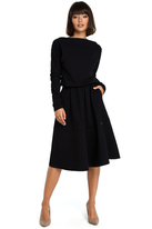 Rozkloszowana sukienka dresowa z gumką w pasie i kieszeniami czarna