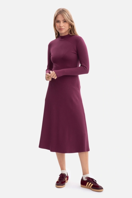 Bawełniana sukienka dzianinowa z golfem rozkloszowana fiolet