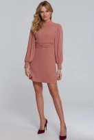 Elegancka sukienka z bufiastymi rękawami pudrowa trapezowa mini