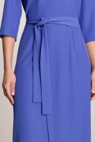 Elegancka sukienka midi z dekoltem V i rozcięciem niebieska