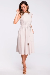 Lniana sukienka na lato rozkloszowana dekolt V i pasek beż