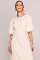 Elegancka sukienka koktajlowa z bufiastymi rękawami kremowa