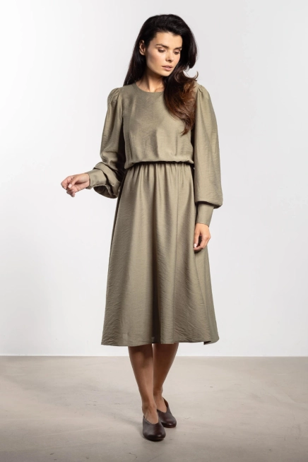 Elegancka sukienka rozkloszowana z bufiastym rękawem zielona