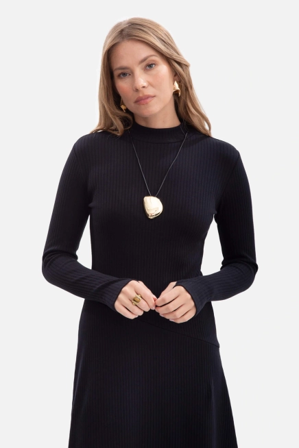 Bawełniana sukienka dzianinowa z golfem rozkloszowana czarna