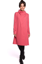 Sukienka dresowa oversize trapezowa z wysokim kołnierzem różowa