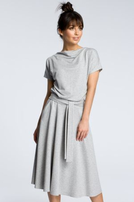 Rozkloszowana sukienka midi z paskiem w talii zbluzowana góra szara