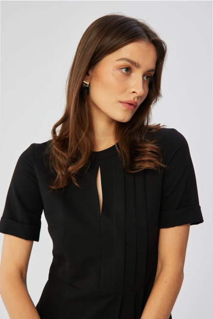 Elegancka sukienka midi z ozdobnymi zakładkami czarna