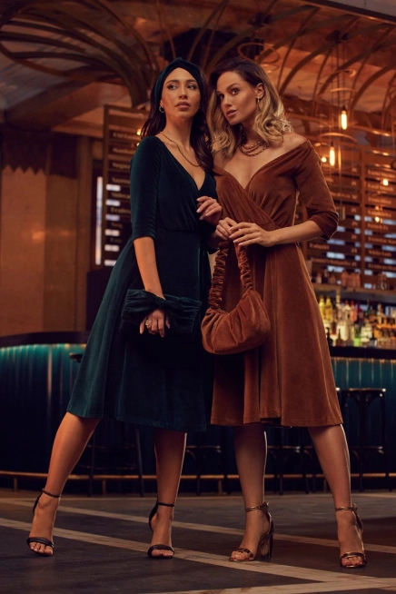 Sukienka welurowa rozkloszowana kopertowa dekolt V różowa