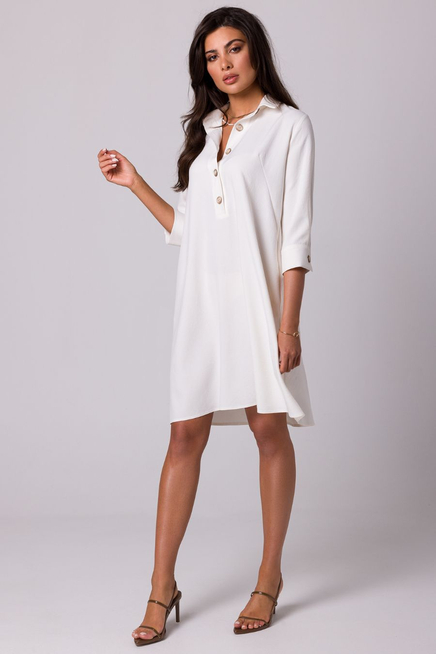 Swobodna sukienka z kołnierzykiem guzikami i kieszeniami ecru 
