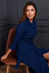 Elegancka sukienka biznesowa kopertowa midi z paskiem granat