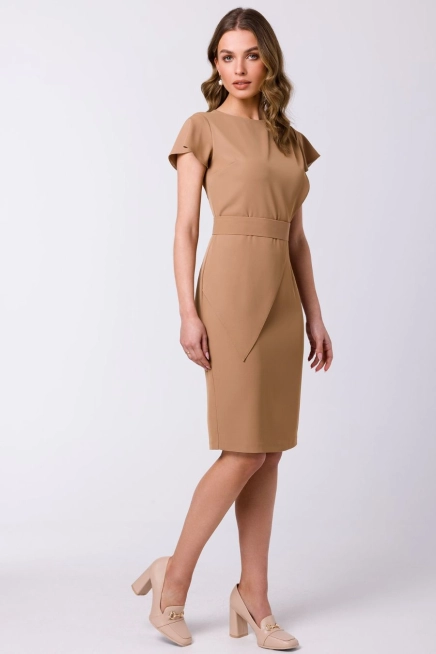 Elegancka ołówkowa sukienka z paskiem krótki rękaw beżowa