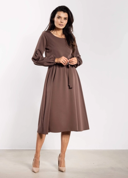 Elegancka sukienka rozkloszowana z długim rękawem brązowa